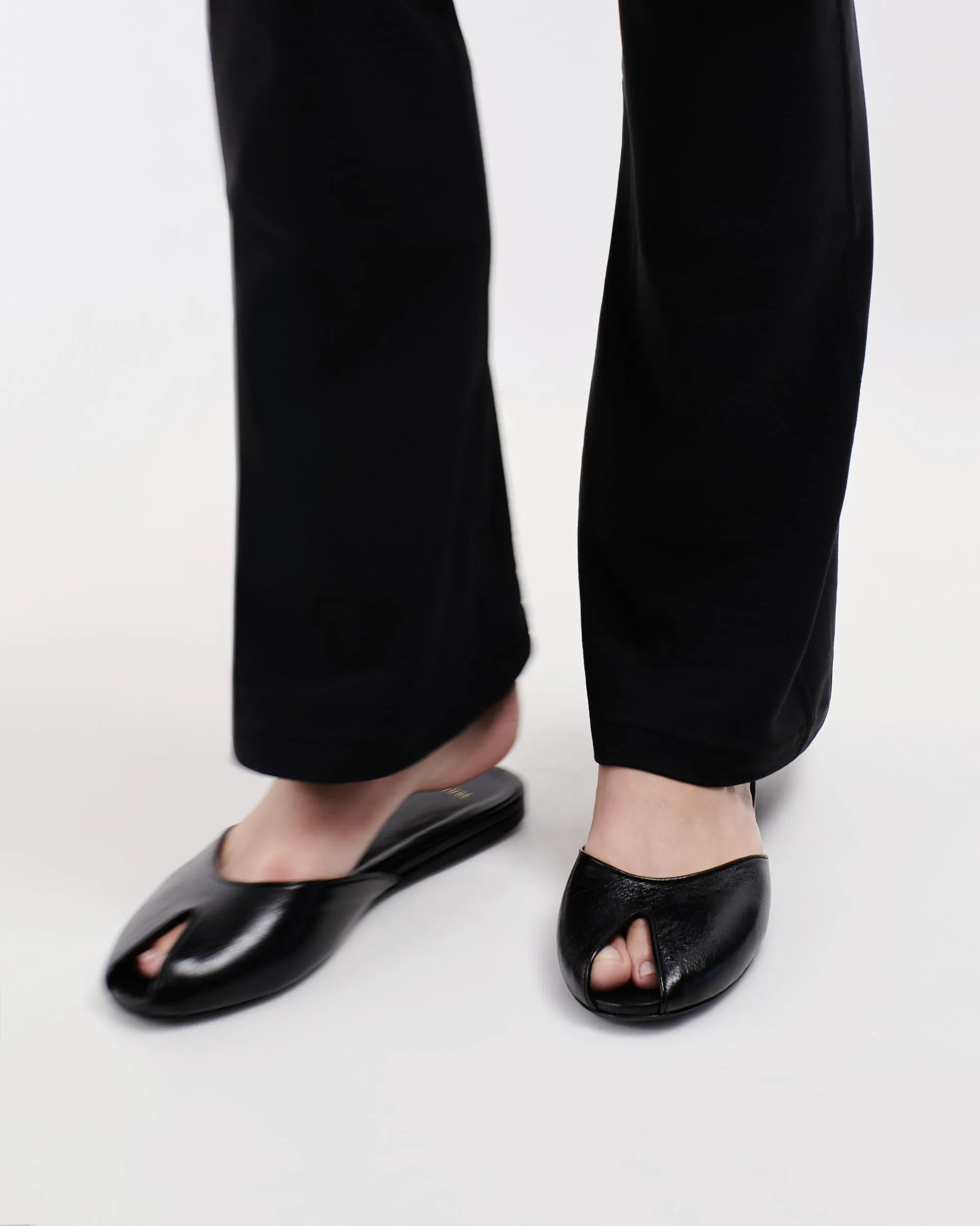 Date Flat in Black Leather